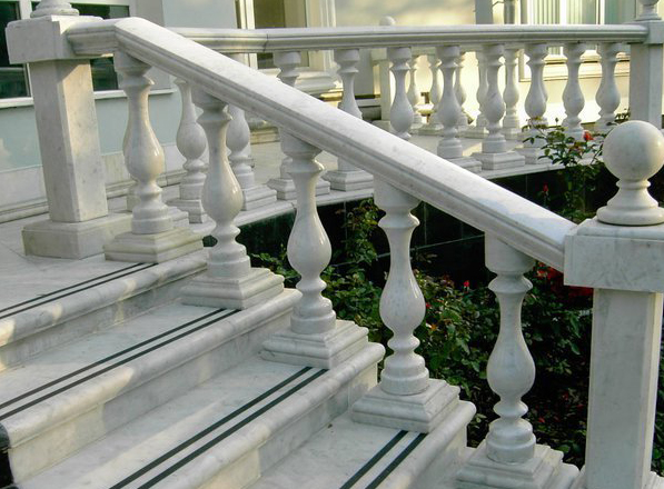 Ограждение балкона из камня