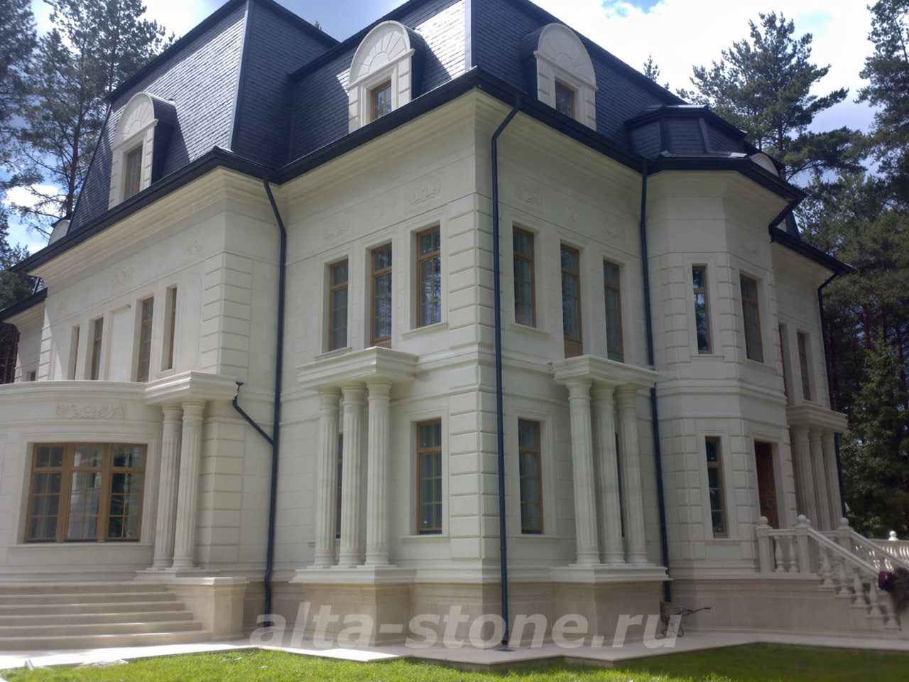 Белый фасадный известняк на доме