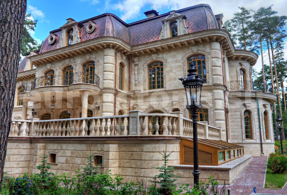 Отделка фасада дома травертином