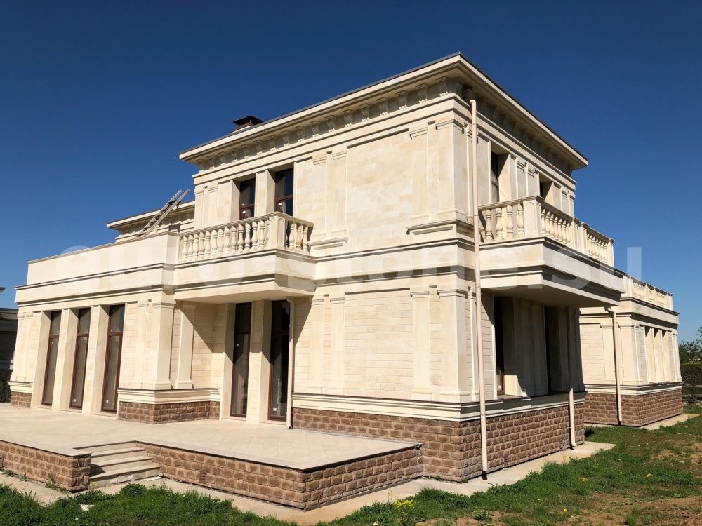 Облицовка дома травертином