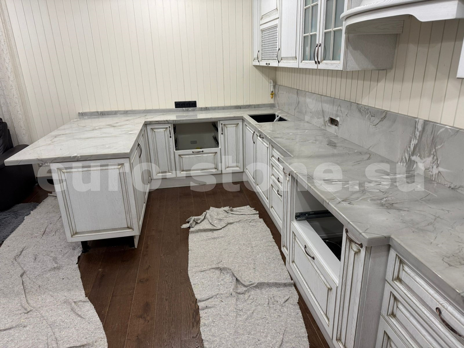 Столешница из бежевого кварцита