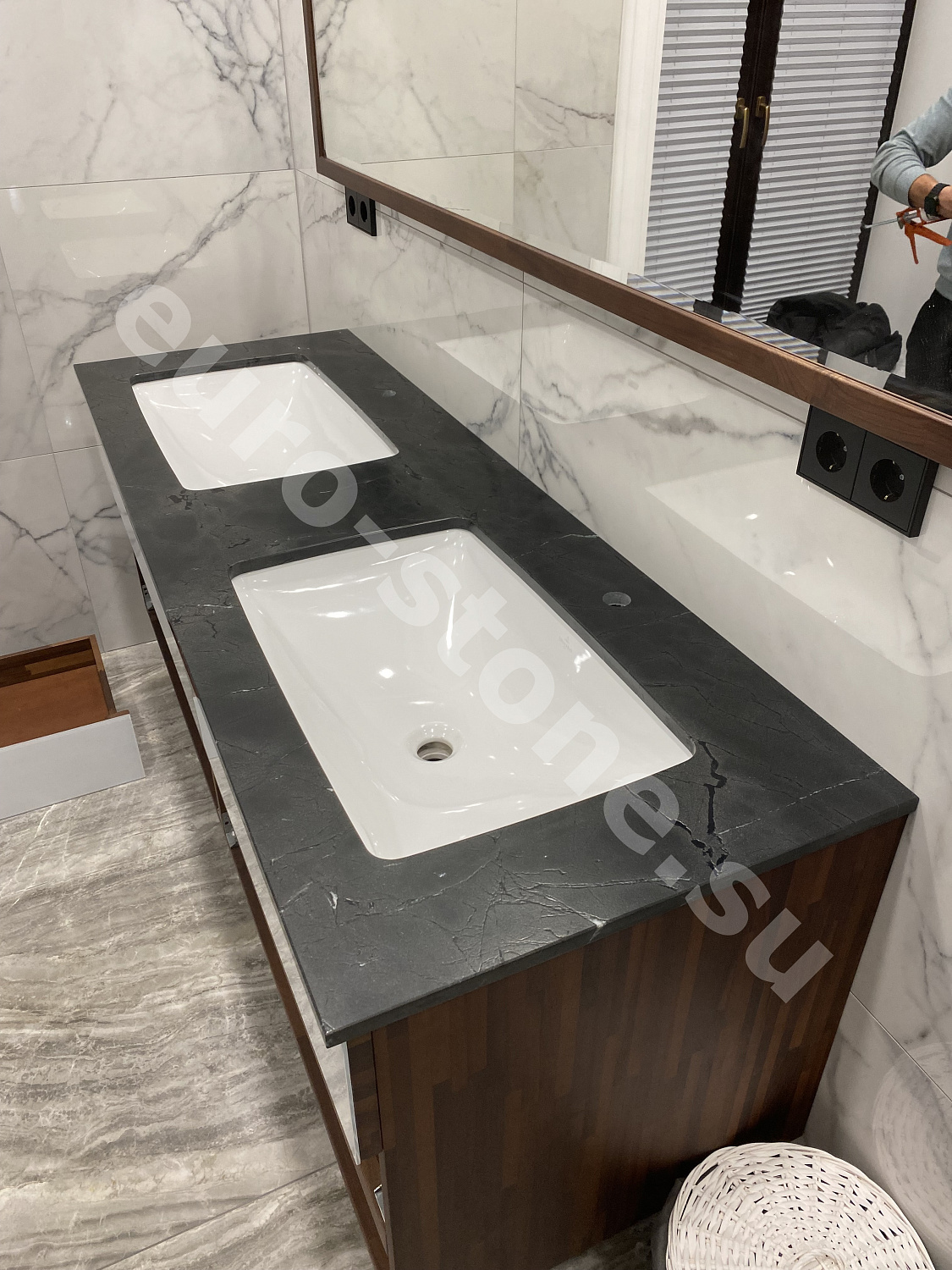 Столешница из черного мрамора