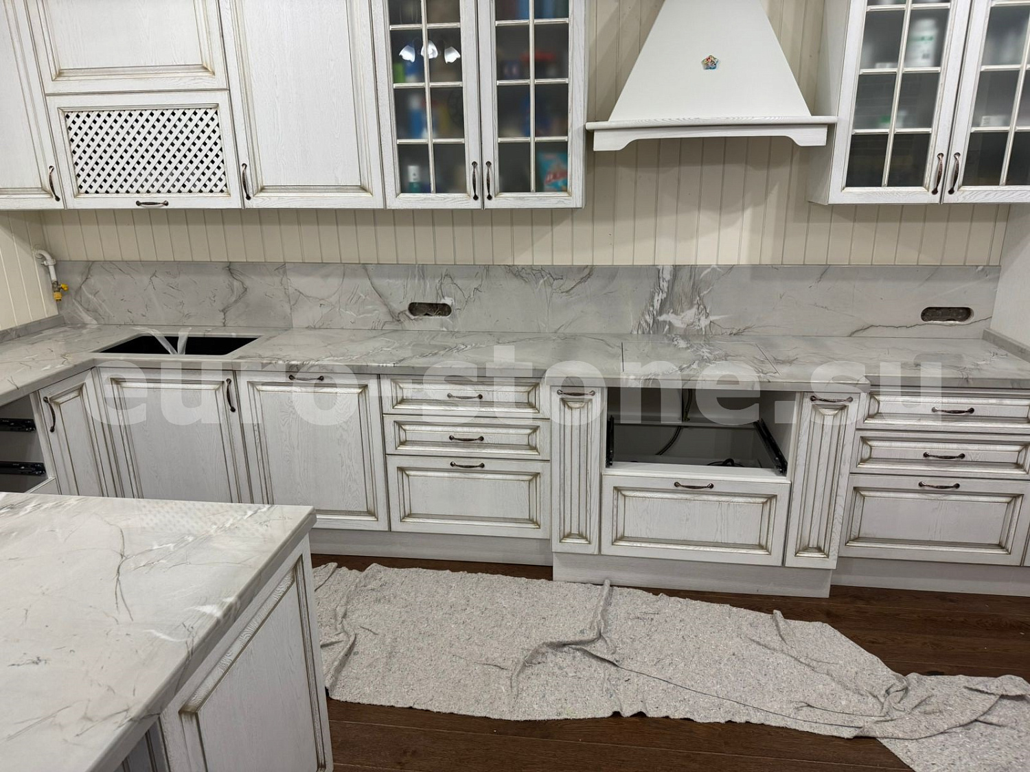 Столешница из бежевого кварцита