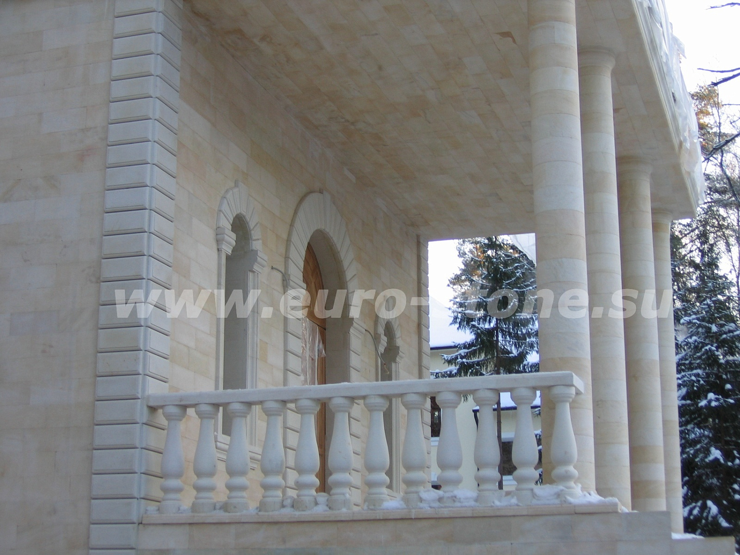 Фасад из декоративного камня