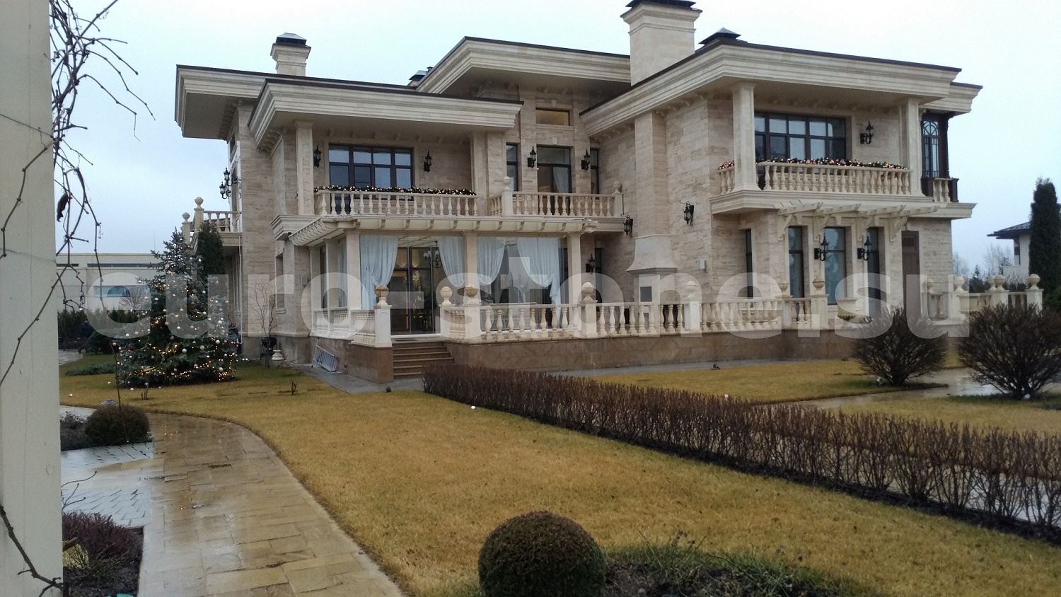 Облицовка фасада травертином