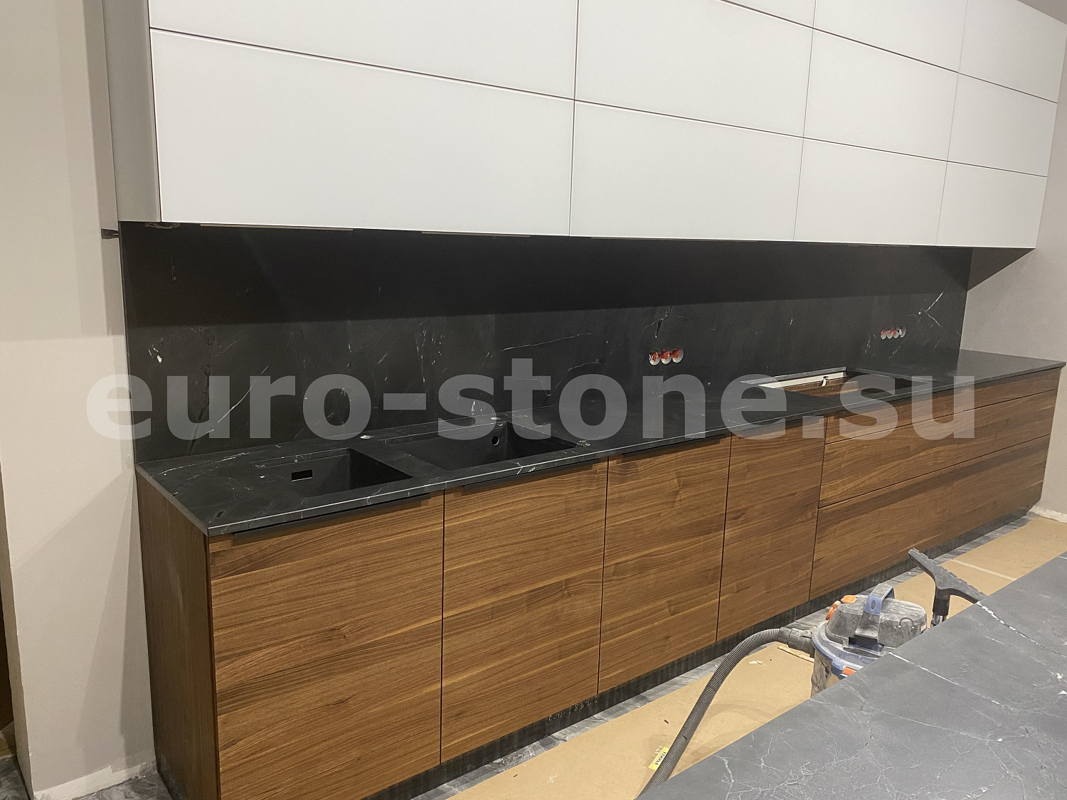 Столешница из черного кварцита