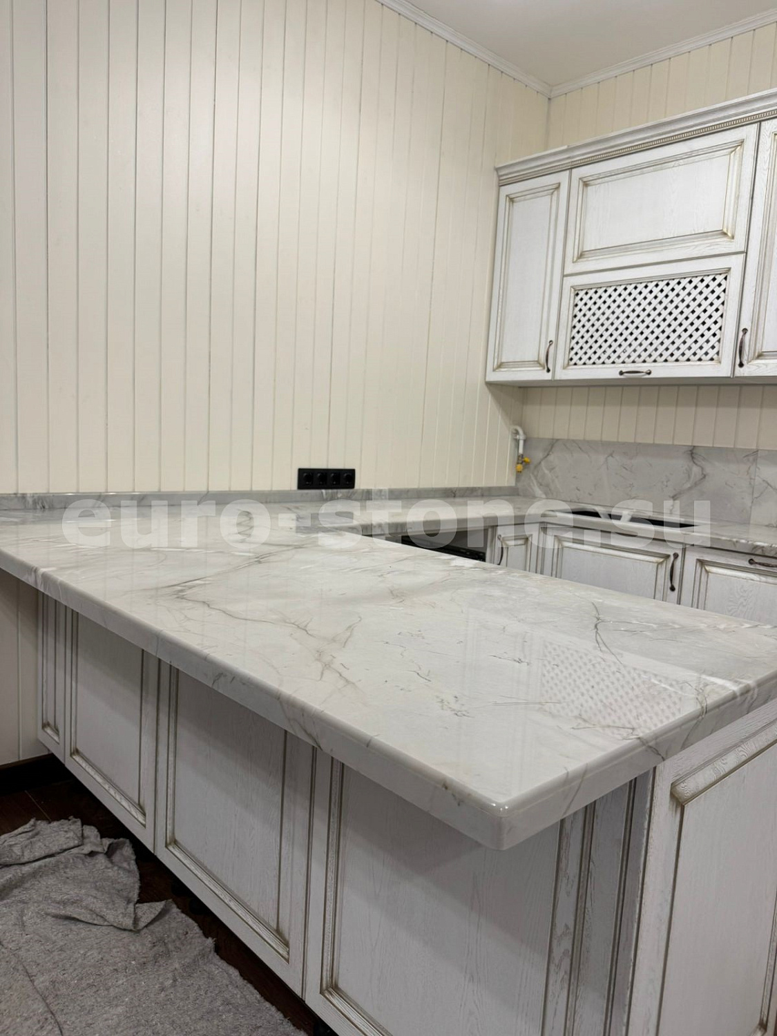 Столешница из бежевого кварцита