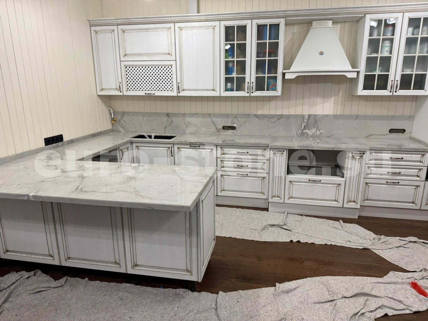 Столешница из бежевого кварцита