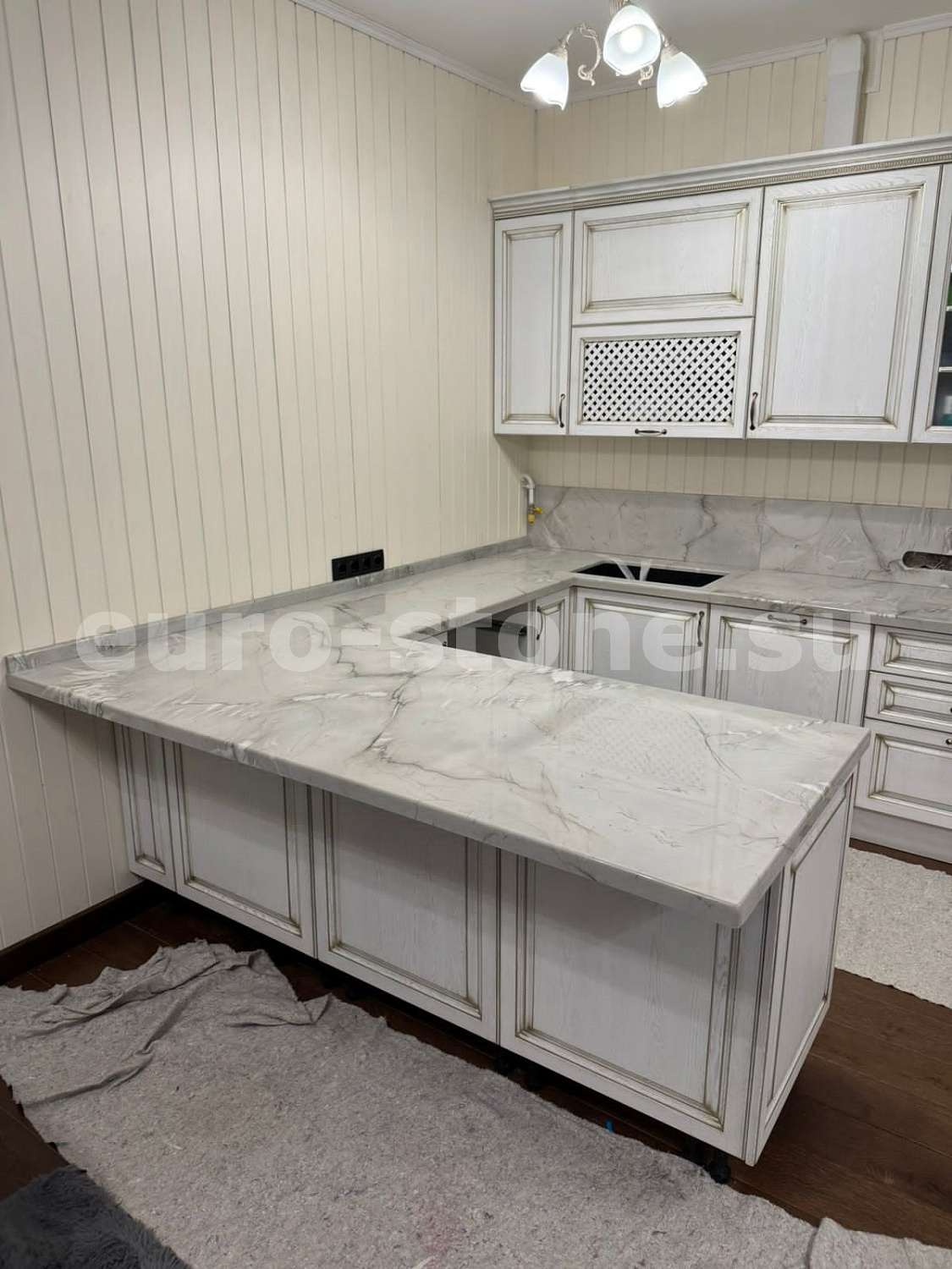 Столешница из бежевого кварцита