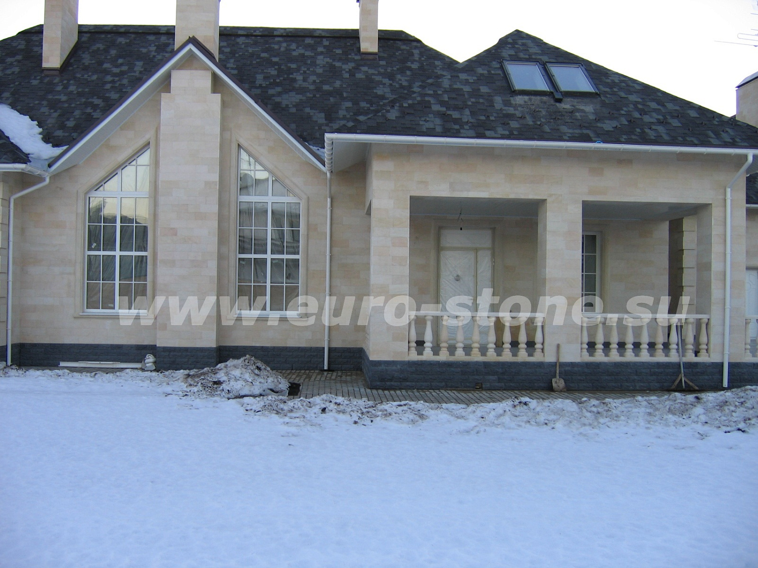 Облицовка фасада коттеджа камнем