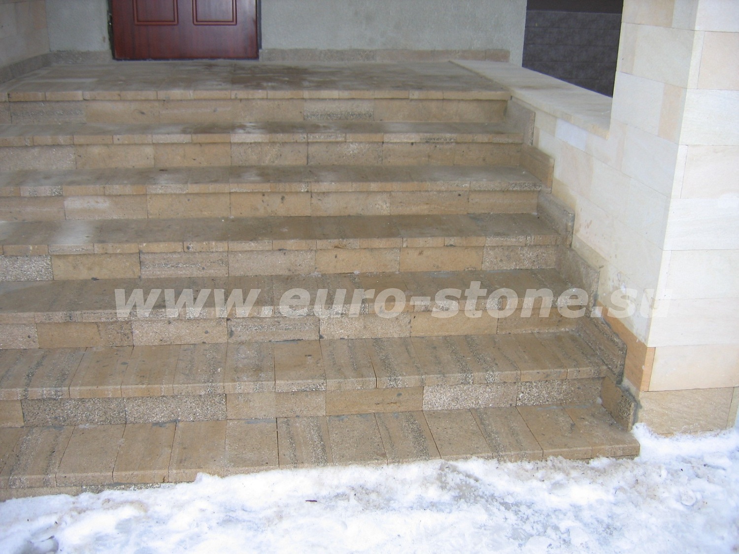 Облицовка фасада коттеджа камнем