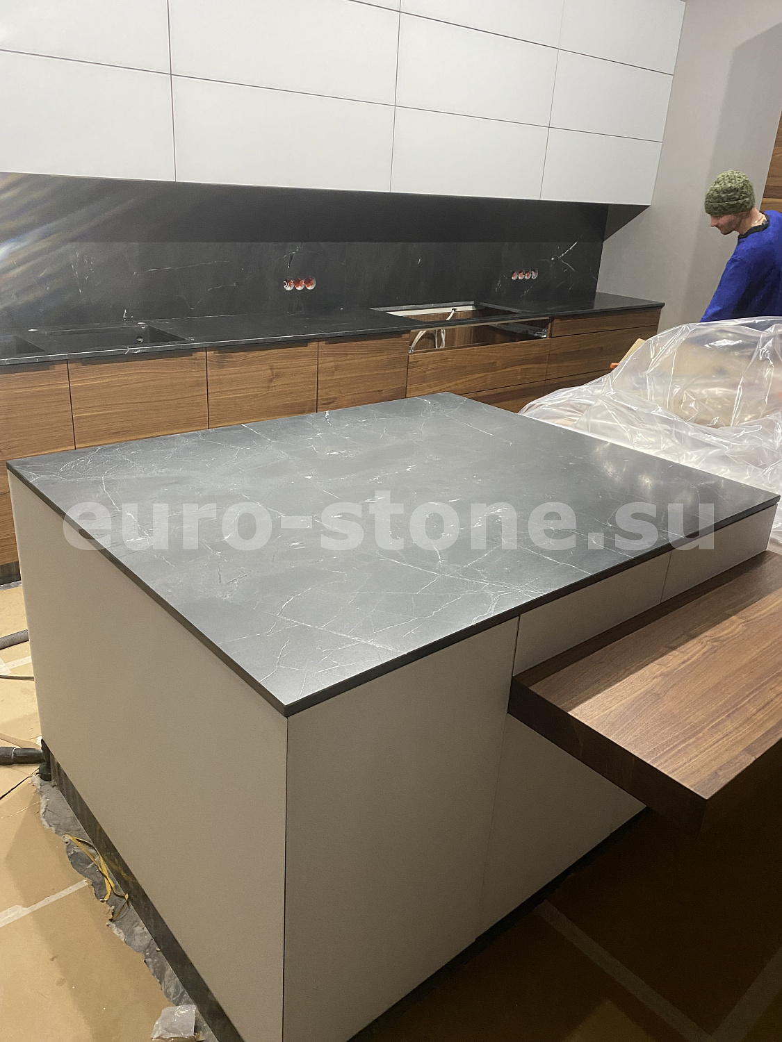 Столешница из черного кварцита