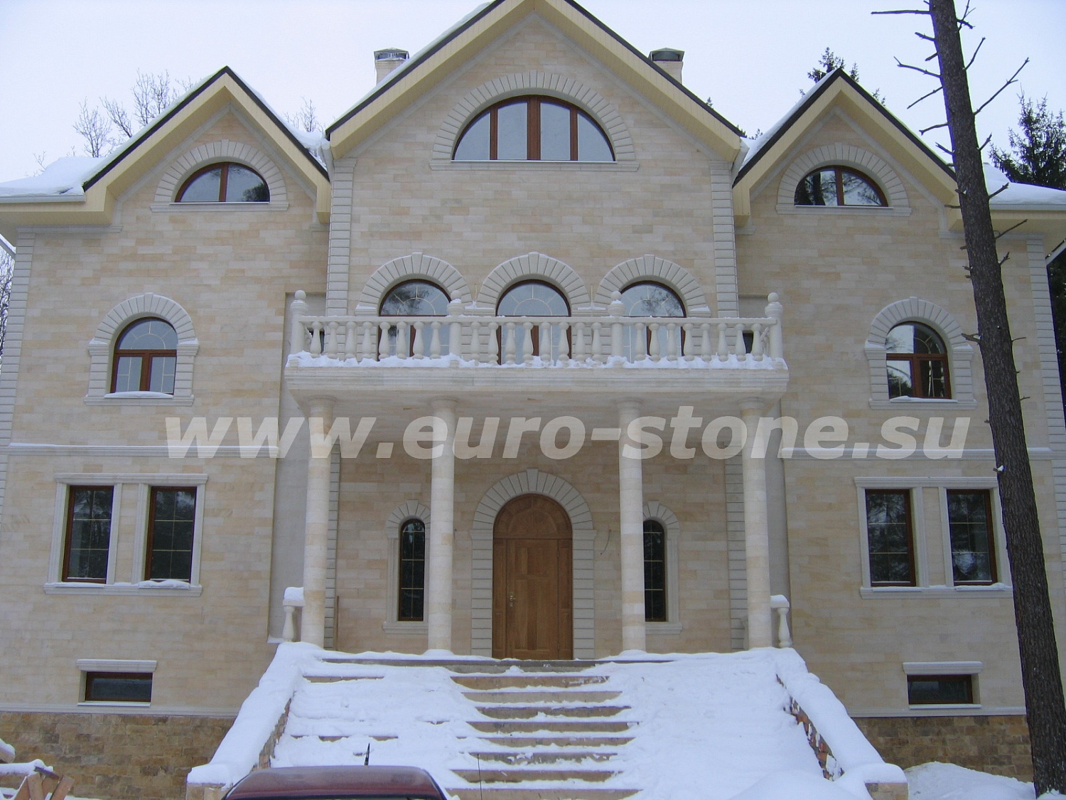 Фасад из декоративного камня