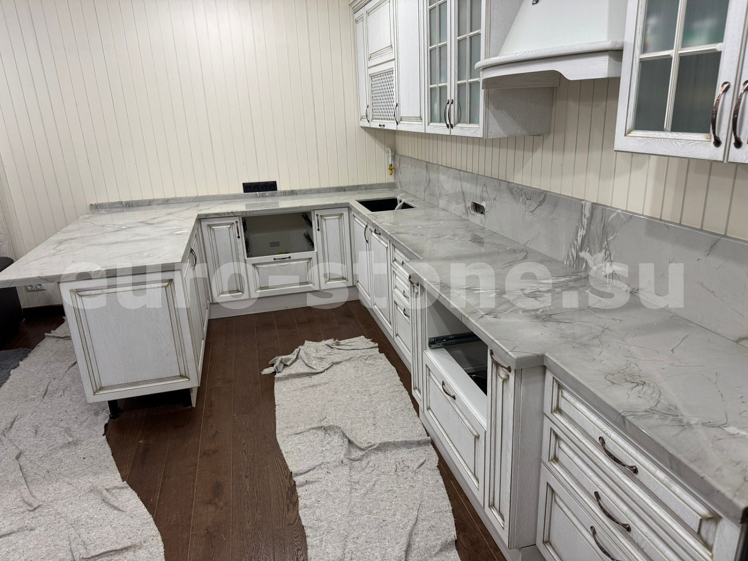 Столешница из бежевого кварцита