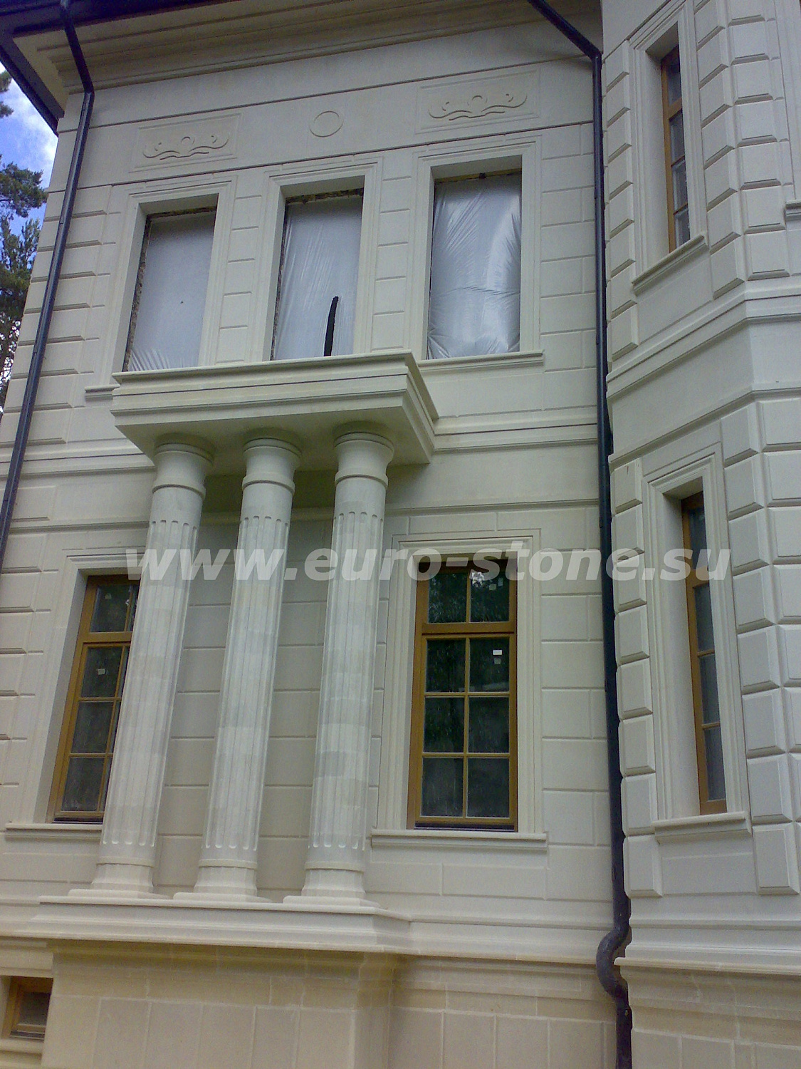 Фасад из известняка