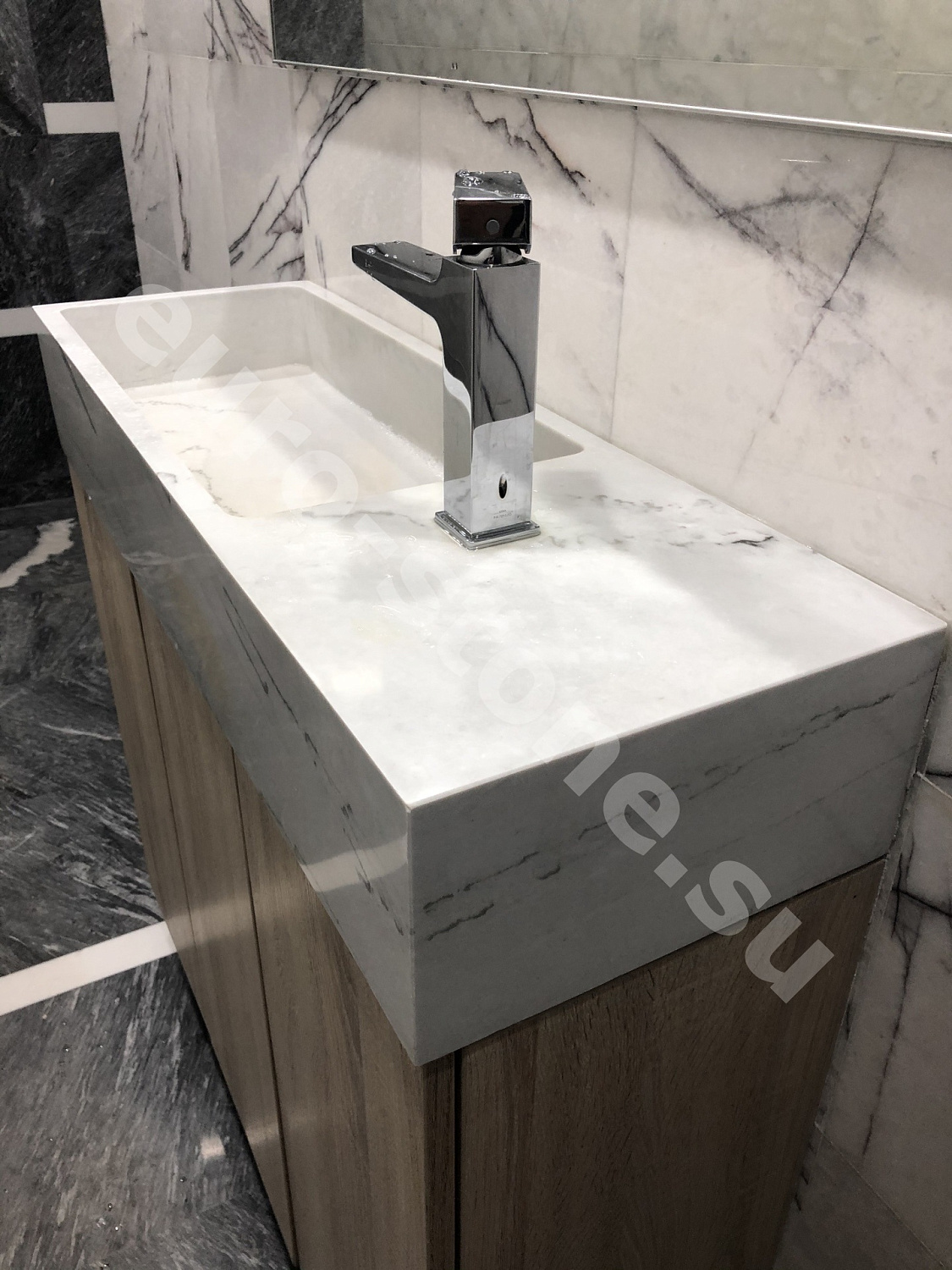 Столешница из белого мрамора