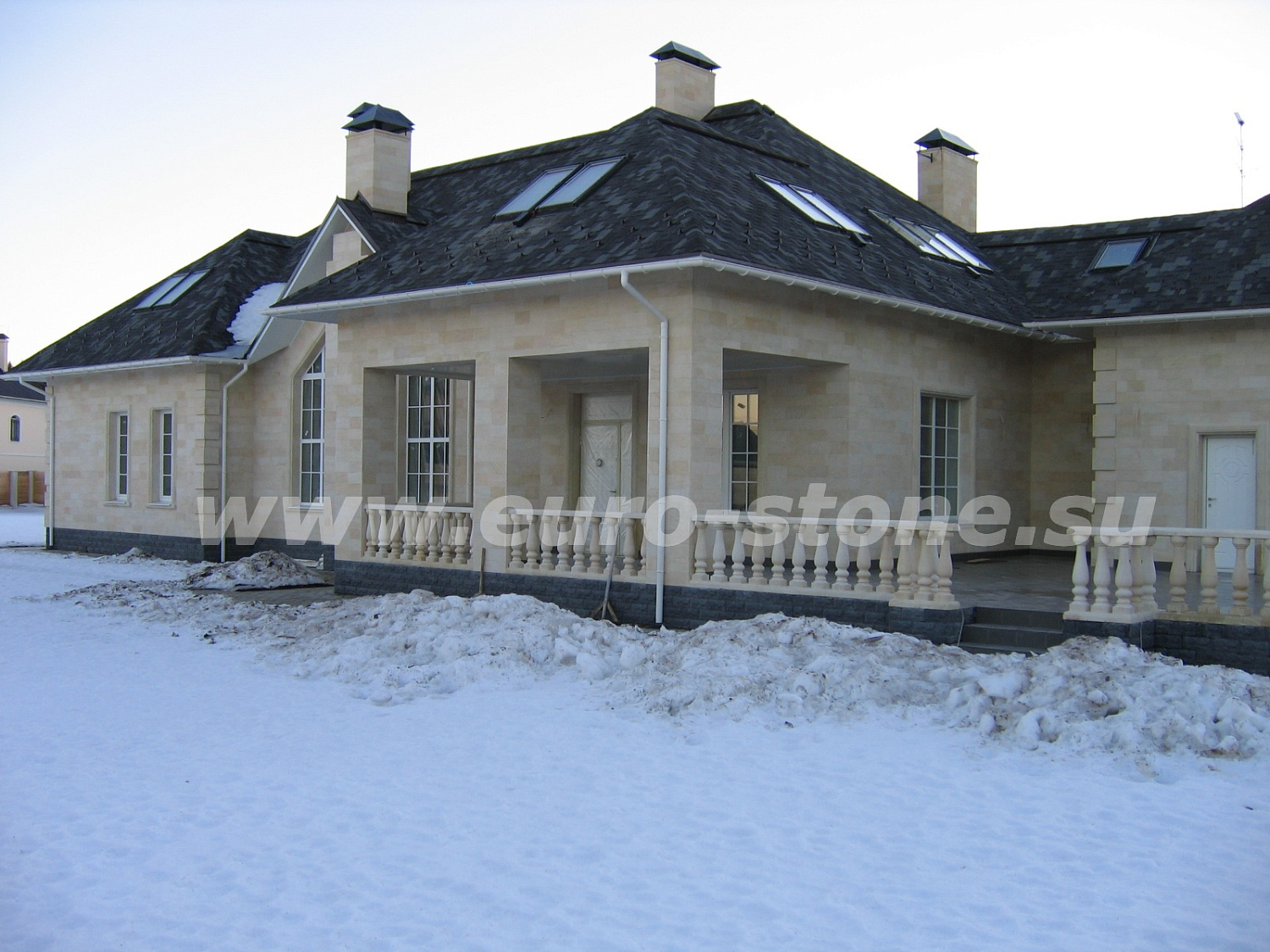 Облицовка фасада коттеджа камнем