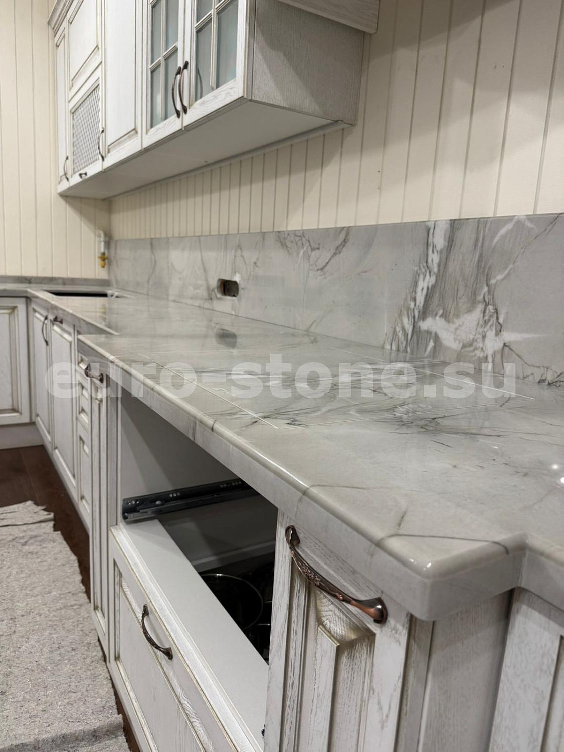 Столешница из бежевого кварцита