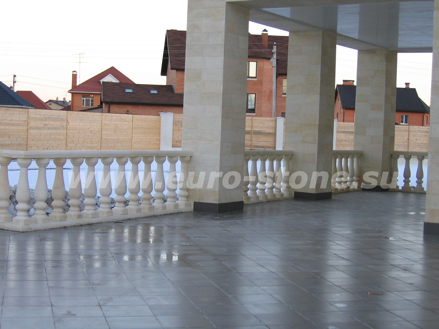 Облицовка фасада коттеджа камнем